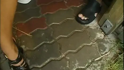 Pelacur imut nyepong kontol di kamar mandi!