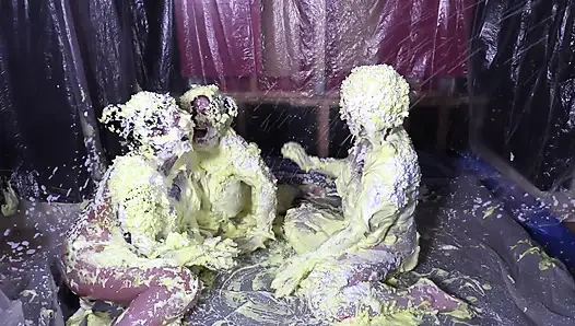 Развлечение пеной с Cheyenne Hannah и Skyler