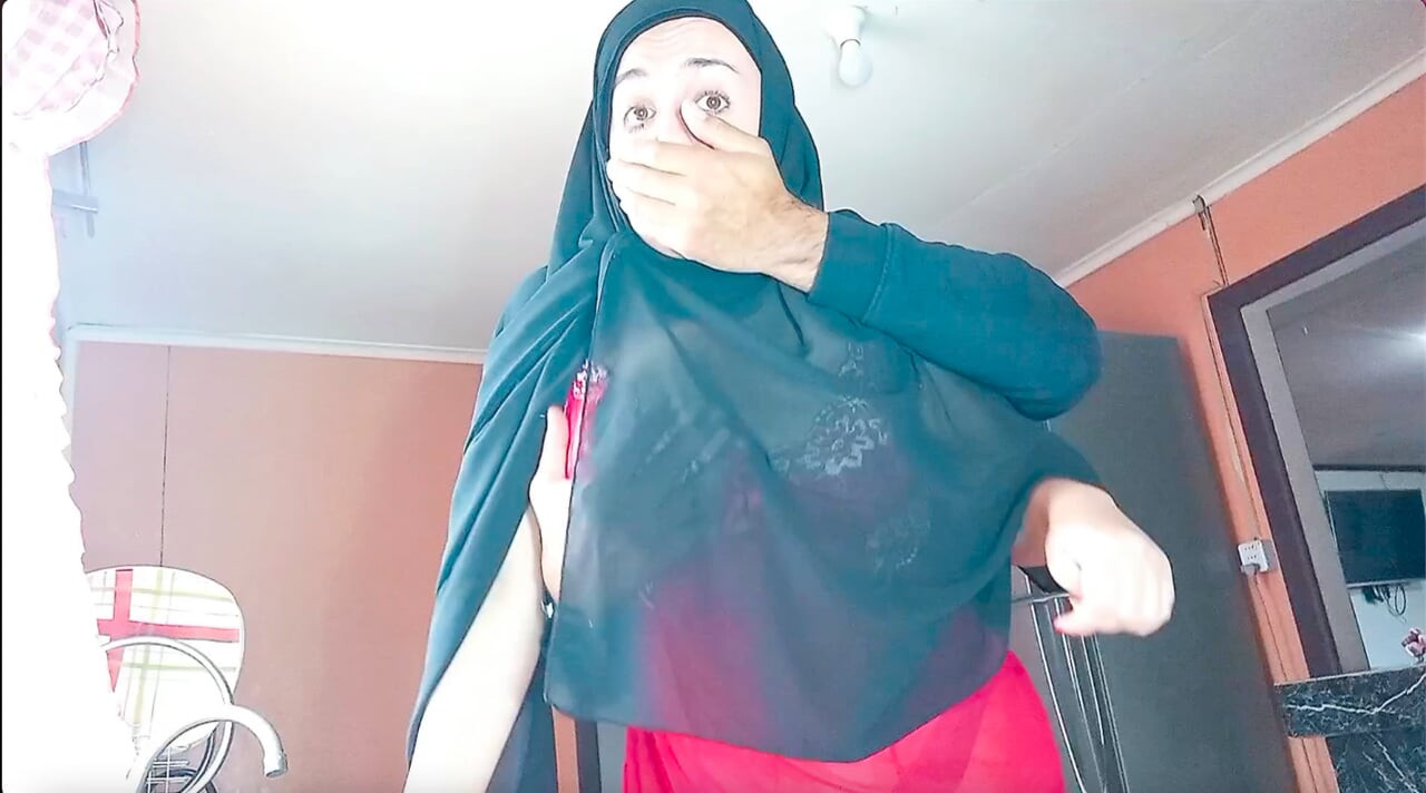 Hijaab pahni muslim sauteli mammi kichan men chudaee kar rahi hai
