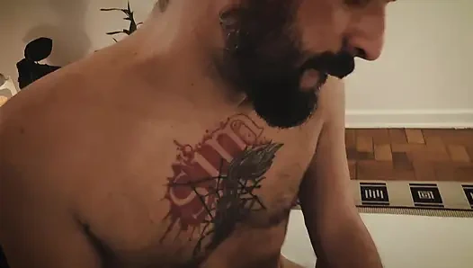 Большая брюнетка получает потрясающий массаж члена