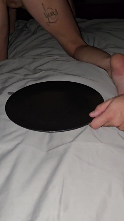 So much cum in my pussy i push it out onto a plate | Clip 1