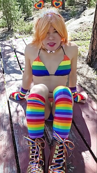 Sissy Outdoors Γδύσιμο και κατούρημα