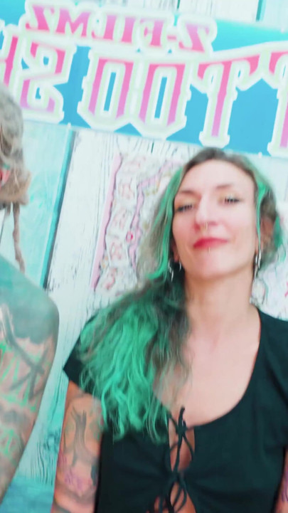 Sessão de tatuagem do amigo se torna sexo a três anal: artista destrói bunda mid-ink e goza em todo o trabalho fresco | Clipe 1