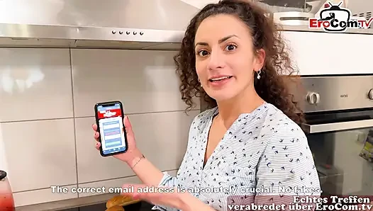 Немецкая милфа по соседству делает секс-встречу EroCom на ее кухне