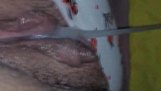 Cornudo filma un creampie masivo en el coño de su esposa