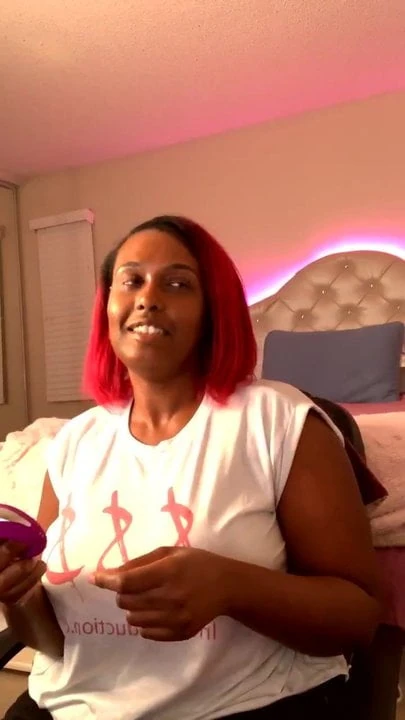 Imani bercakap alat penggetar. Si jalang dominatrix Amerika timur Afrika