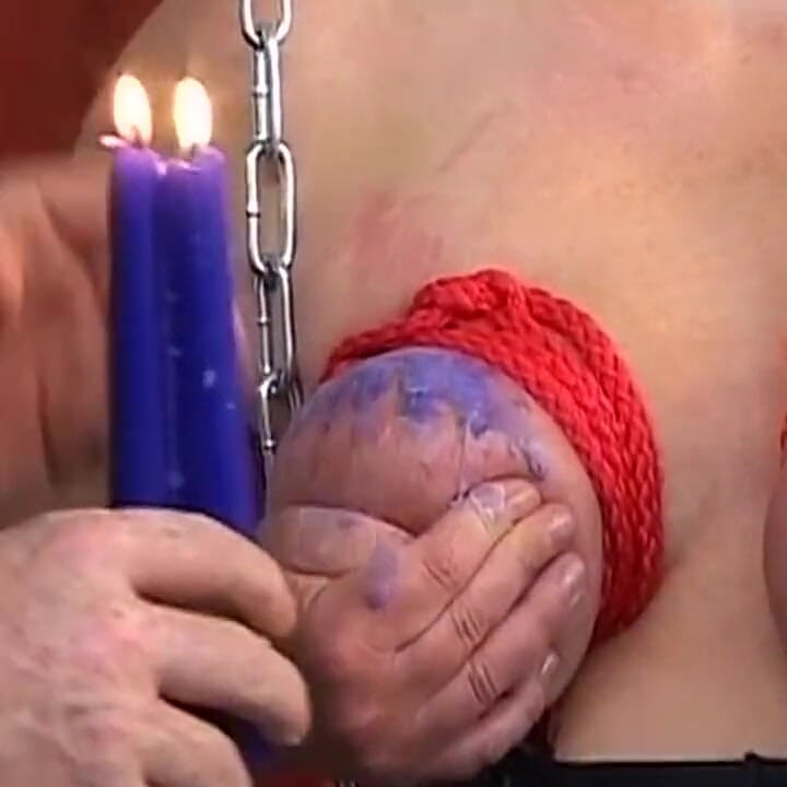 Pelirroja encadenada milf aguanta cera de vela caliente