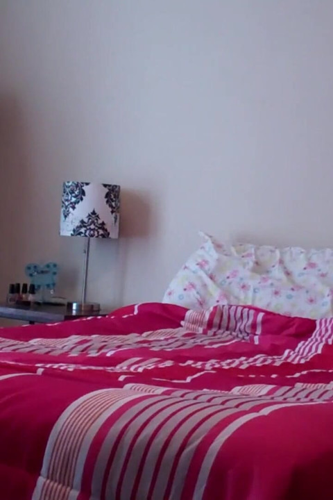 Hete milf vreemdgaande vrouw Katerina intense en snelle aftrekbeurt om haar huisbaas snel klaar te laten komen voor deze maand huur.
