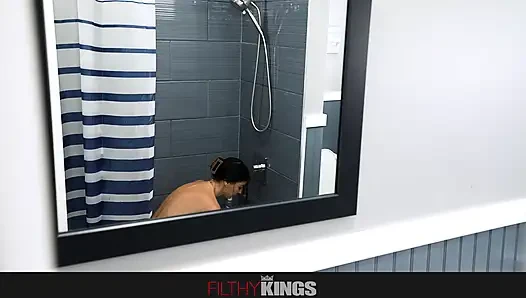 Pis krallar - esmer orta yaşlı seksi kadın Venus Valencia onu izledikten sonra sikiliyor