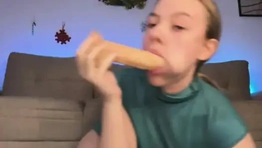 Den dildo lutschen und anal fingern mit jucielussie