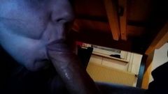 Homeoffice - kouření pod stolem