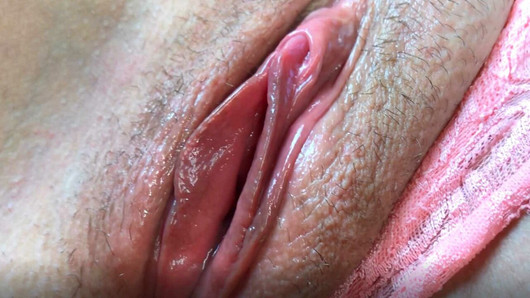 Comendo e fodendo buceta em close-up extremo. orgasmo feminino pulsante com um pau na buceta. creampie.