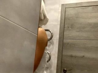 Rita Fox wast en masturbeert haar poesje onder de douche