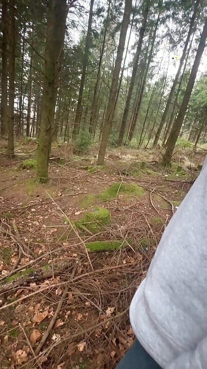 Echte amateur-milf-ehefrau im wald.
