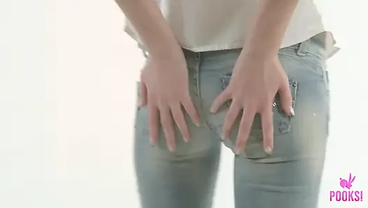 Indi si cewek kurus rambut pirang lagi asik ngangkang!
