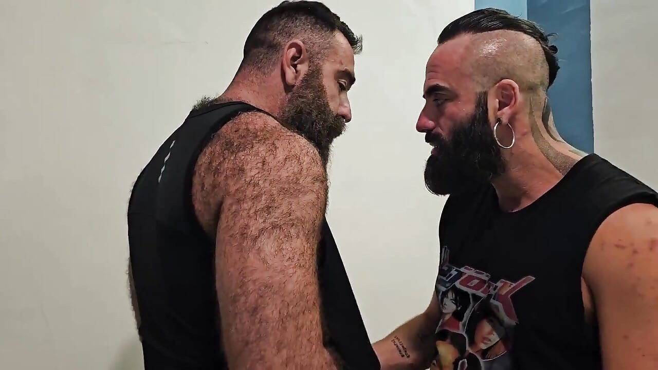 マスターのチンポがジューシーな毛深い穴を犯す。ひげのマスターがロブヘアリーとセックス