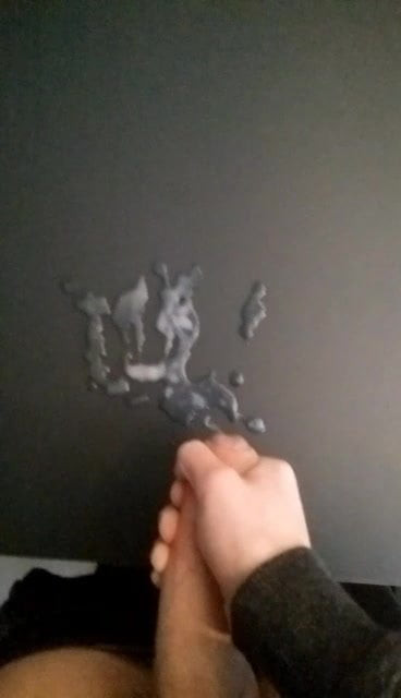 机の上の大きなザーメン