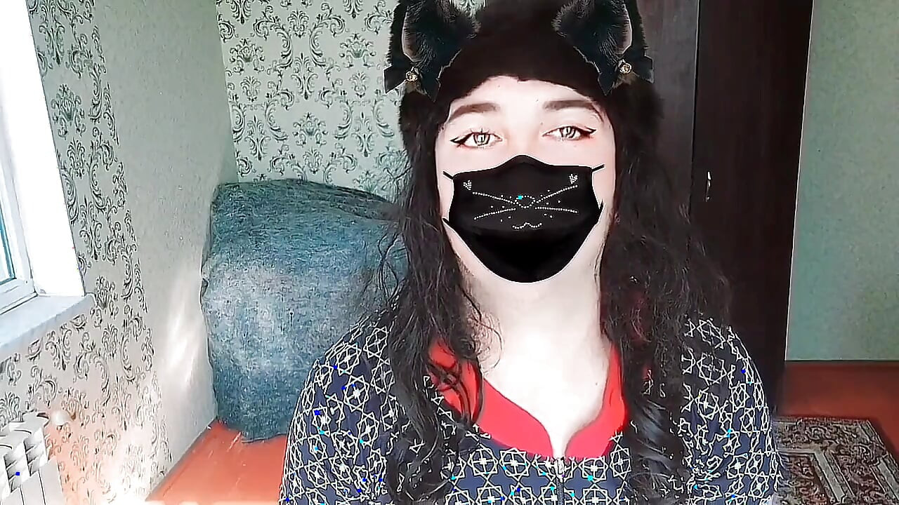 Slatki femboy igra se s pramenovima svilenkaste kose