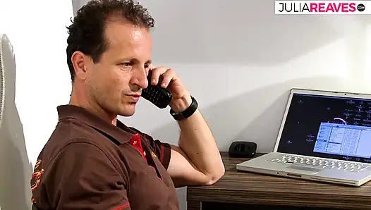 Горячая девушка сосет массивный член, затем трахается в рот с камшотом