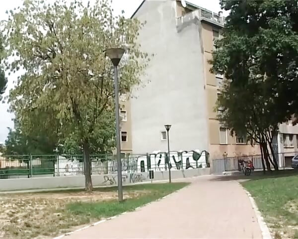 Les petites MILF italiennes aiment se faire enculer