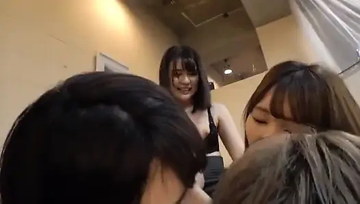 Layanan Salon Harem - Tiga Stylist Bergiliran Sambil Memegang Kendali