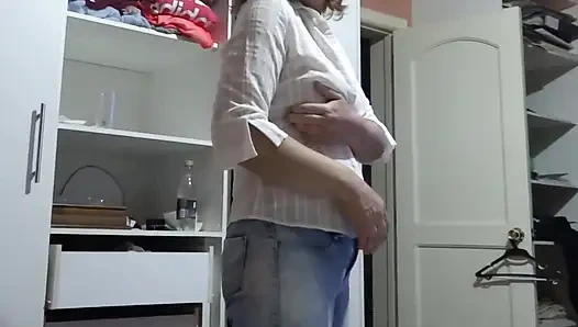 Boşalması için ona götümü ve göğüslerimi veriyorum ama o beni sikmek için ısrar ediyor.