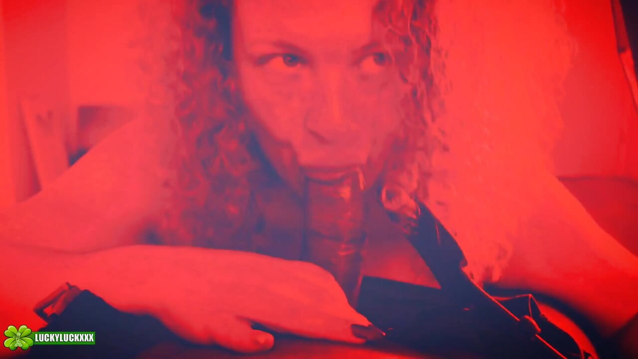 בחורה בת מזל קווין באני בי - ספיישל אור אדום מציצה וזיון גרון