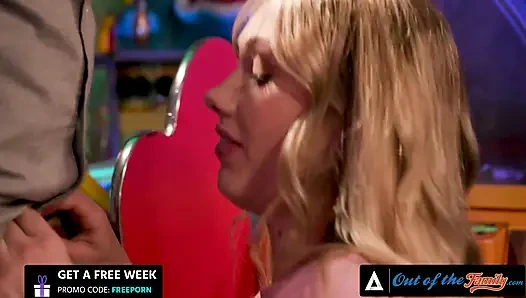 Ailenin dışında - seksi genç sky pierce üvey babasının yarağını gırtlağına kadar alıyor İspanyolca altyazı