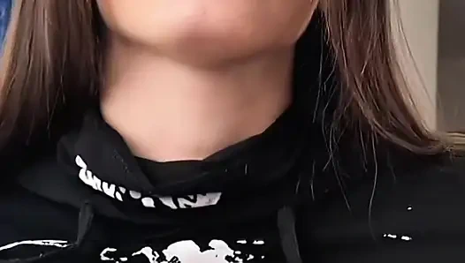 ГОРЯЧАЯ тинка 18+ брюнетка делает хардкорный грязный минет до тех пор, пока мой хуй не может больше принимать в видео от первого лица
