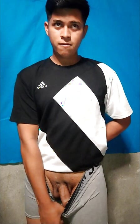 Ο Alan Tokers αυνανίζεται στο δωμάτιό του 2