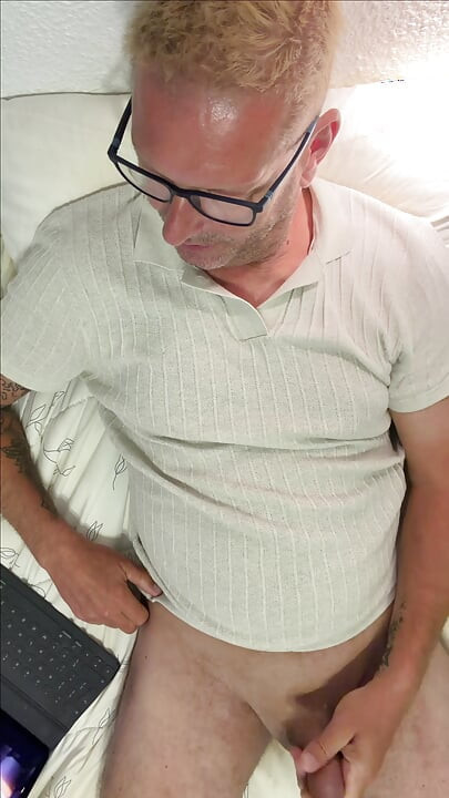 Eu fiquei tão excitada enquanto assistia pornô que eu tive que acariciar meu pau para um forte orgasmo