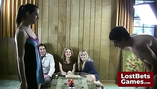 Addie und Simon sind zurück für ein intensives strip-noname-spiel