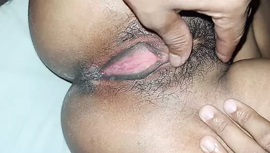 Aku bercinta untuk pertama kalinya dengan sahabatku. Cowok ini bikin aku crot