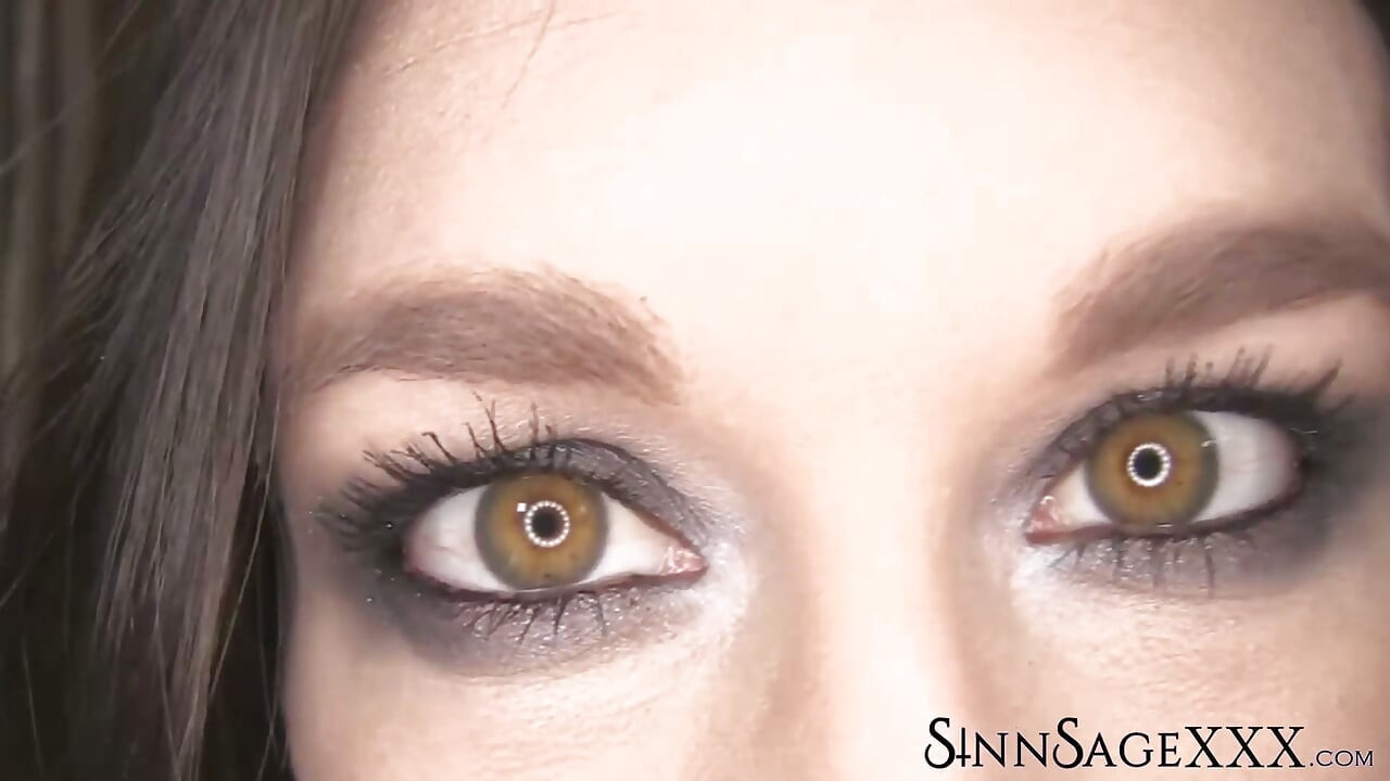 Sinn Sage 在特写中突出美丽的榛子眼睛为相机视图