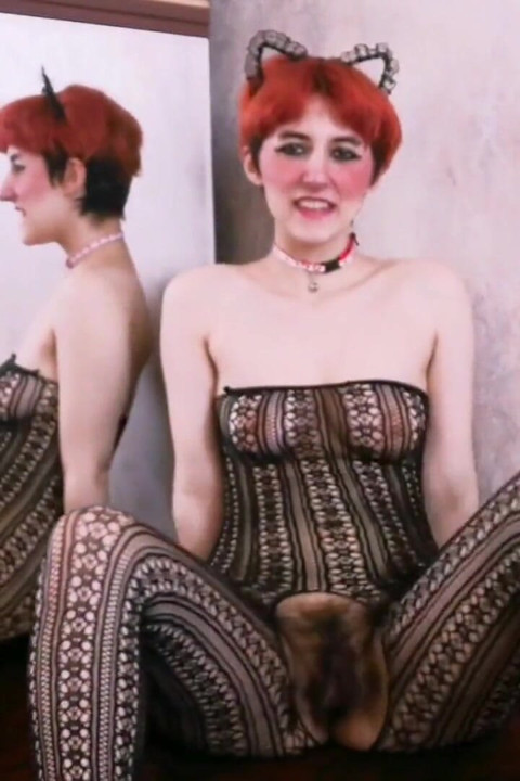 Juguetona pervertida gatita