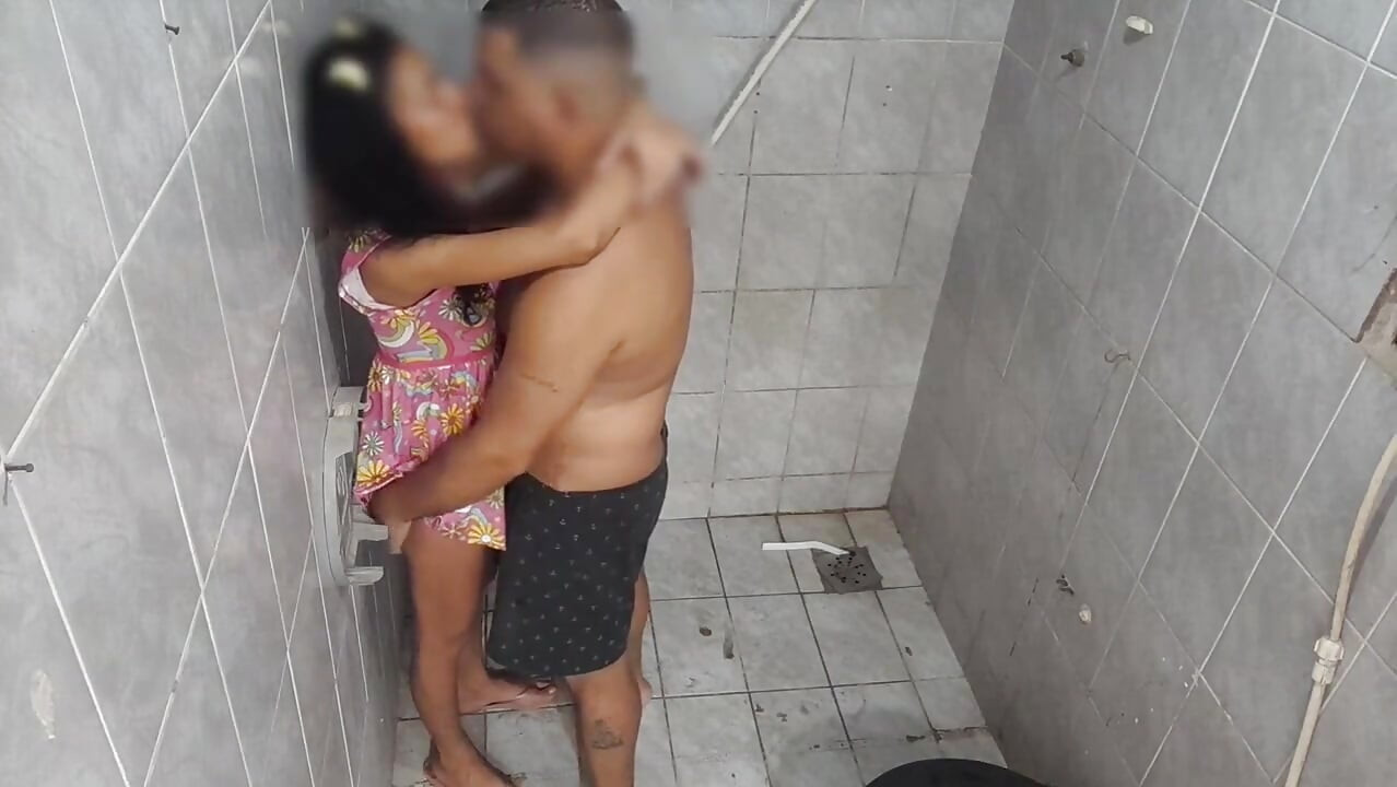 Styvdotter med en vacker och stor rumpa tackar sin styvpappa för den nya 100% analklänningen