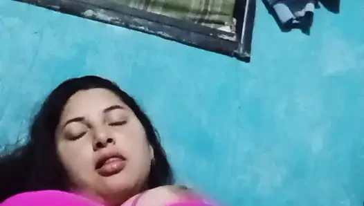 Cewek semok latina dengan toket besar ini lagi asik ngentot memek be basahnya yang kaya raya