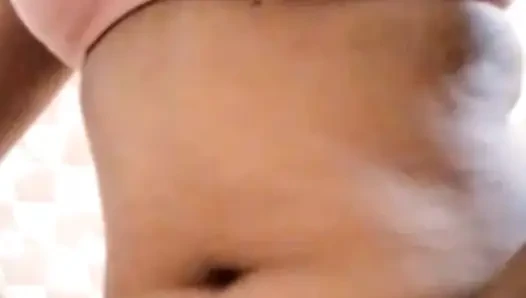 Schau, wie ein junges mädchen im dorf badet