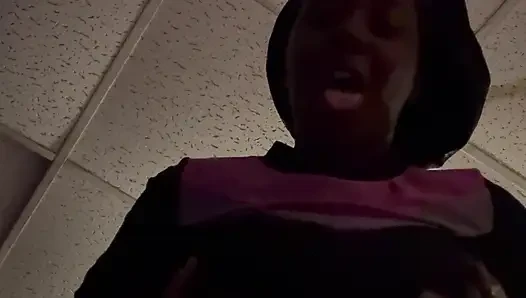 Bugün FaceTime görüntülü görüşmesinde bir hayranımı sikiyorum