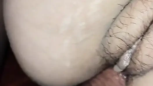 Pooja memasukkan mentimun ke dalam memek, memek, dan pantat istri istri meledak
