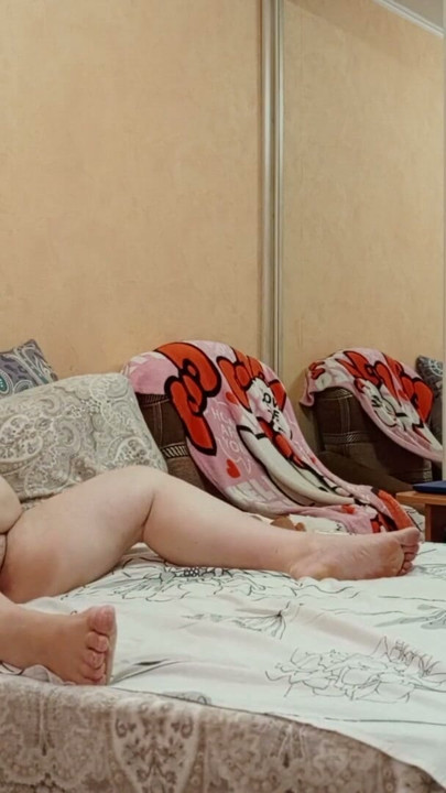Mother-in-law masturbates her meaty pussy in the evenings and rubs her big tits | Clip 1