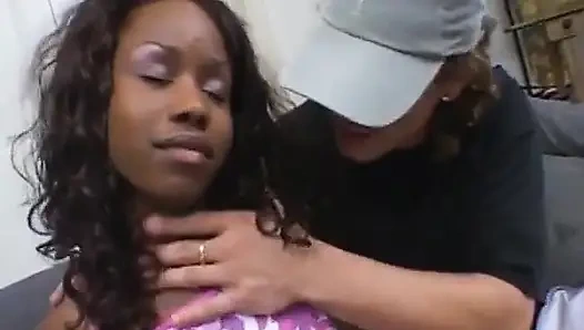 Azgın esmer hatun kanepede parmaklanıyor ve sert sikiliyor