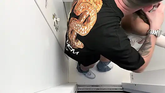 Kami Bercinta Di Lift Dan Tetangga Menangkap Kami