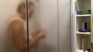 Ehefrau in der Dusche