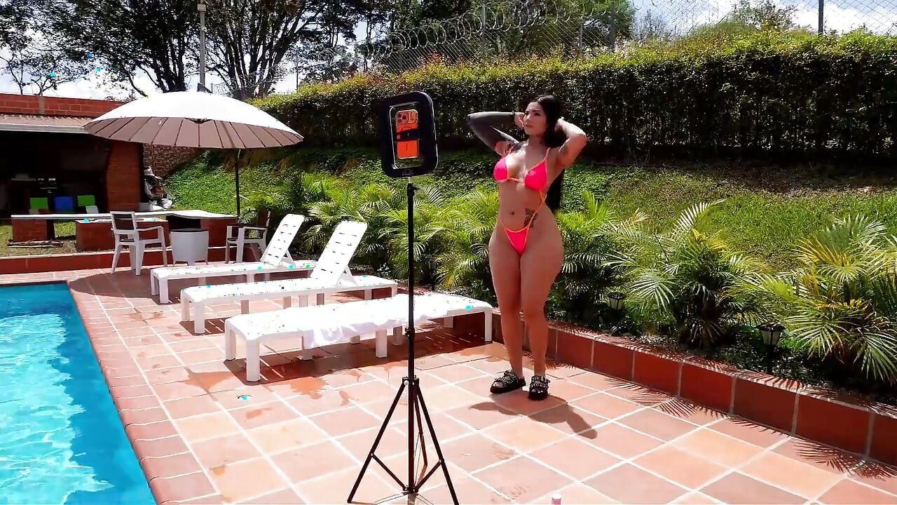 I Meet a Beautiful Big Ass Girl in a Hotel and We End up Fucking After Oiling Her Body