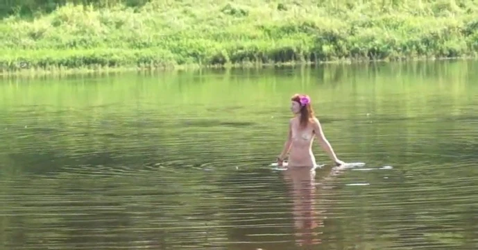 Russe se baigne nue dans la riviere