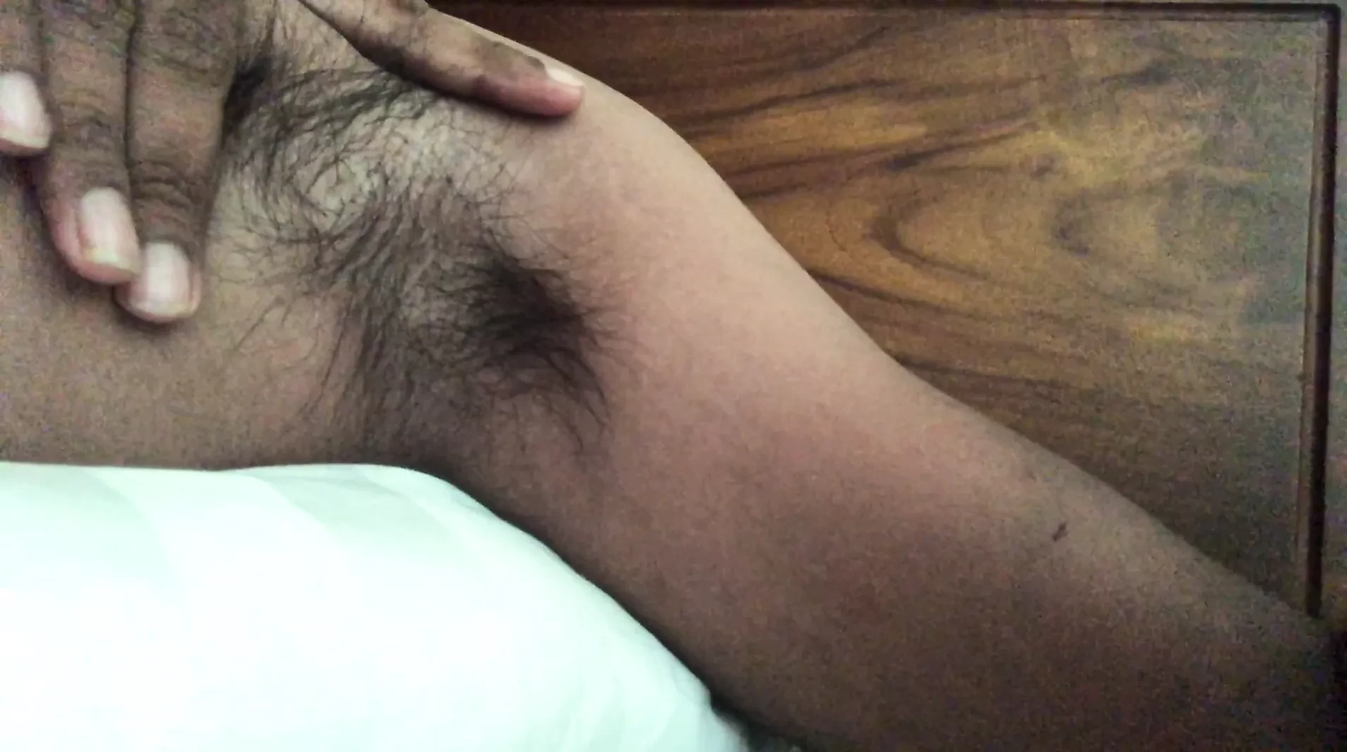 Axilas peludas del chico negro