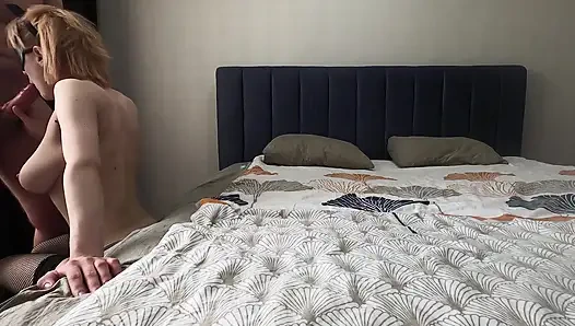 Ein junges mädchen mit perfekten titten ficken