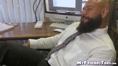 Homo zwarte baas trekt zich af terwijl zijn werknemer aan zijn tenen zuigt
