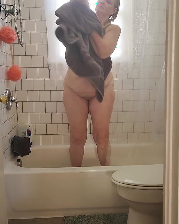 Watch Hot MILF BBW Take A Shower!